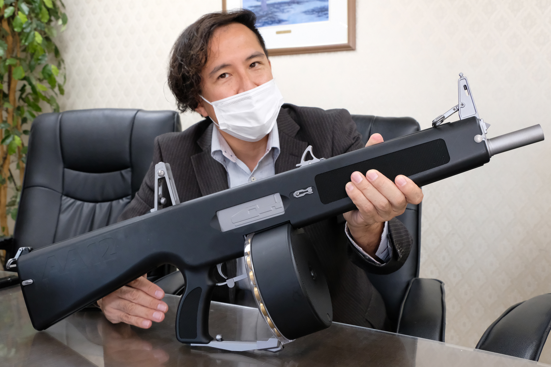 「AA-12はホントは腰だめで撃つのが似合うと思います。映画の影響が大きいですね」と熱く語った島村氏は腰だめでの射撃ポーズを披露してくれた