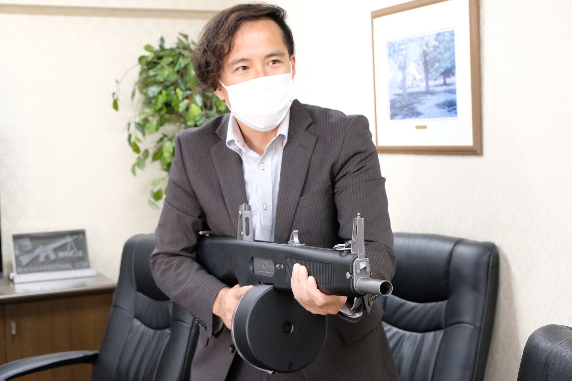 「AA-12はホントは腰だめで撃つのが似合うと思います。映画の影響が大きいですね」と熱く語った島村氏は腰だめでの射撃ポーズを披露してくれた