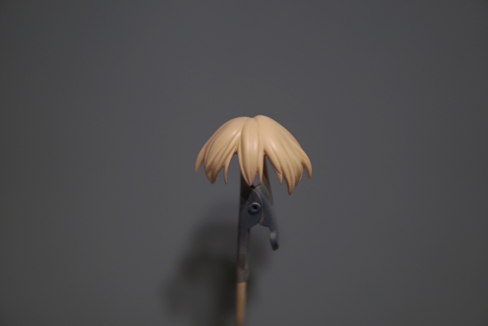 髪の毛パーツの下地を整えた状態。ここに色を重ねていきます。今回は下地色にガイアノーツの「サーフェイサーエヴォ　フレッシュ」を使用しています