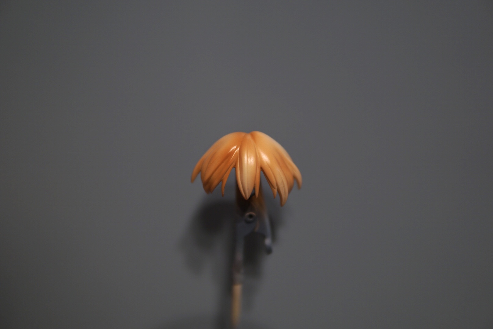 髪の毛の影ができる部分にガイアノーツのクリアーブラウンを吹いていきます。この時の色の乗せ方は細かく考えず、色むらも気にせず吹いていきます