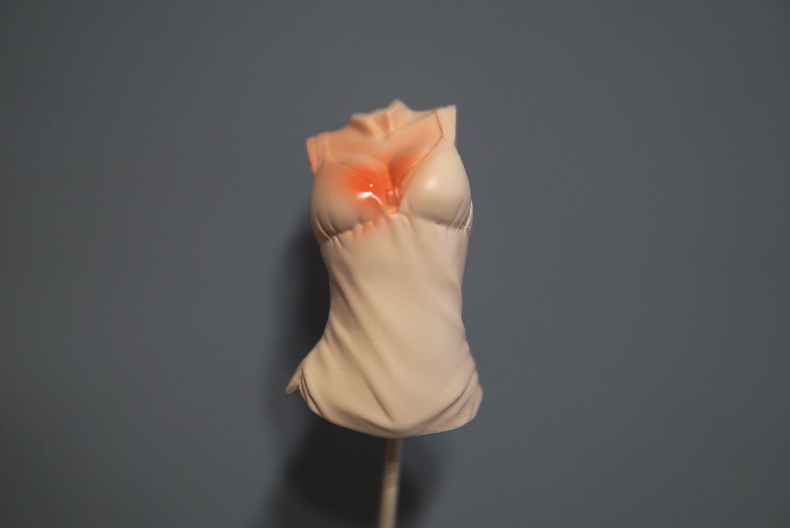 影が出てくる部分にクレオスの「クリアレッド」と「クリアオレンジ」を1:1で調色したものを吹いていきます。ここも髪の毛パーツと同様にムラなどは気にせず吹いていきます