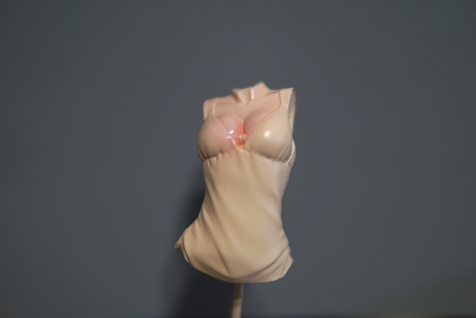 仕上げ色としてガイアノーツの「ノーツフレッシュ」を重ねていきます。ここでも髪の毛パーツと同様に遠くから薄く吹き重ねていき全体の色味を整えていきます。これで肌の塗装は完了です。