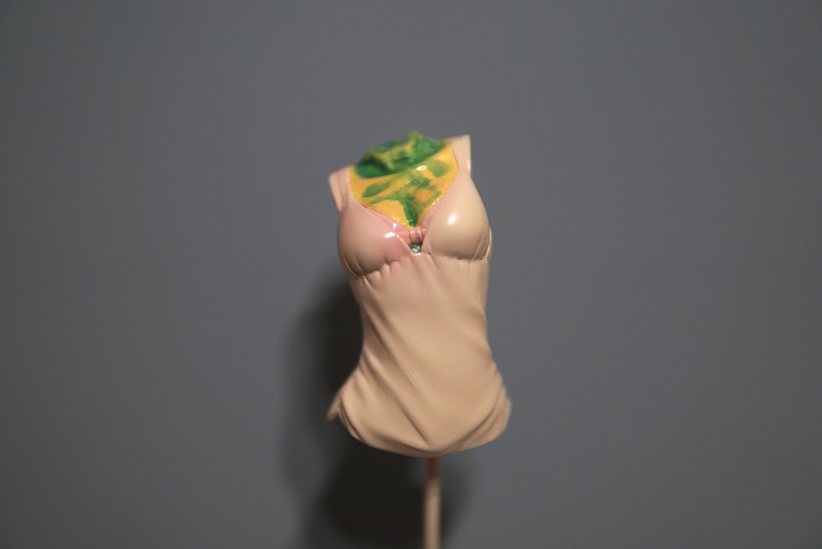 最後にマスキングテープが浮いてしまいそうなか所に「Mr.マスキングゾル改」でカバーをしていきます。これによりマスキングテープのもしもの剥がれを予防してくれます