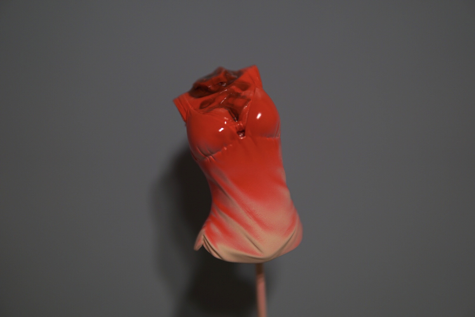 マスキングが完了したらガイアノーツの「ブライトレッド」を塗っていきます。後で上から黒を塗り重ねるのでしっかりと色を吹いていきます