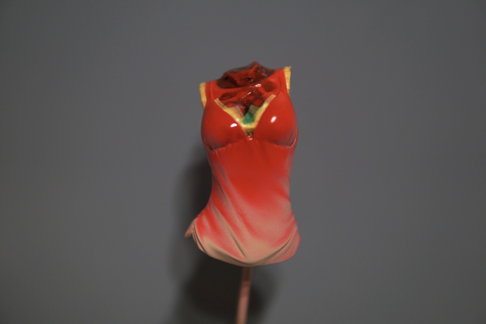 赤色塗装が完了したら先ほどと同様に、マスキングを行なっていきます