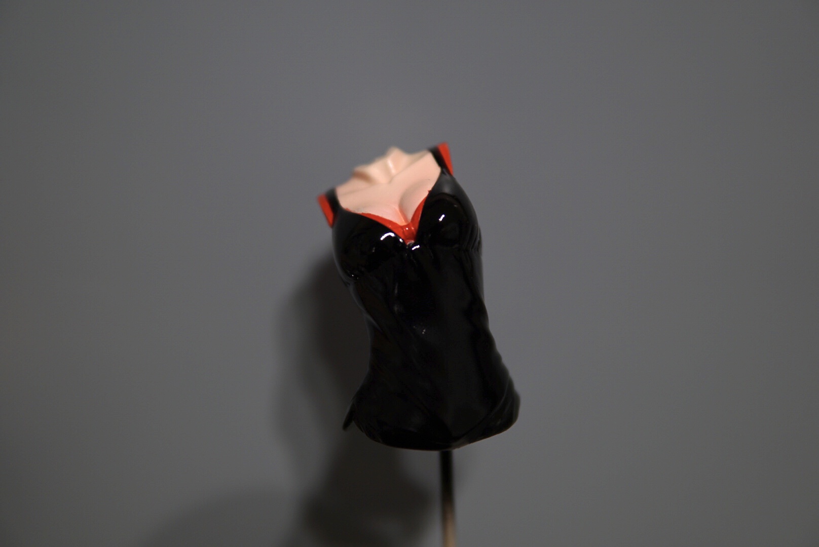 黒色の部分をガイアノーツの「ピュアブラック」で塗装したらマスキングテープをはがし、服の塗り分けは完了です。ここから服の柄を入れていきます