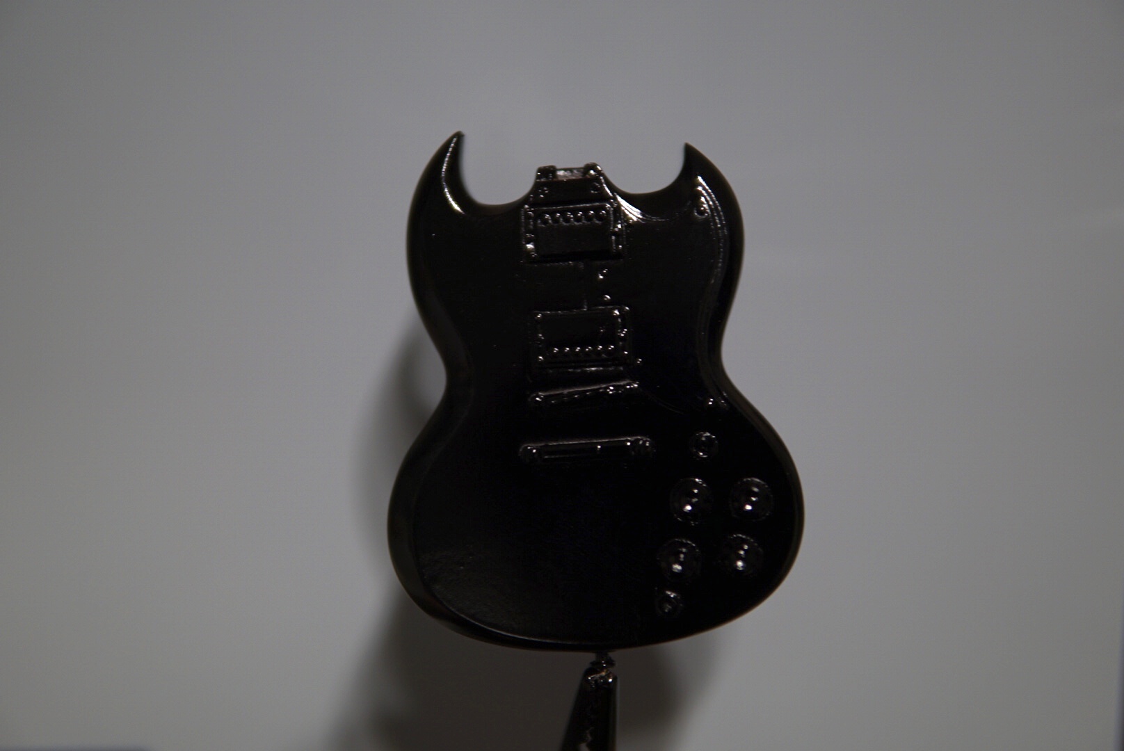 まず下地にガイアノーツの「ピュアブラック」をベタ塗りしていきます