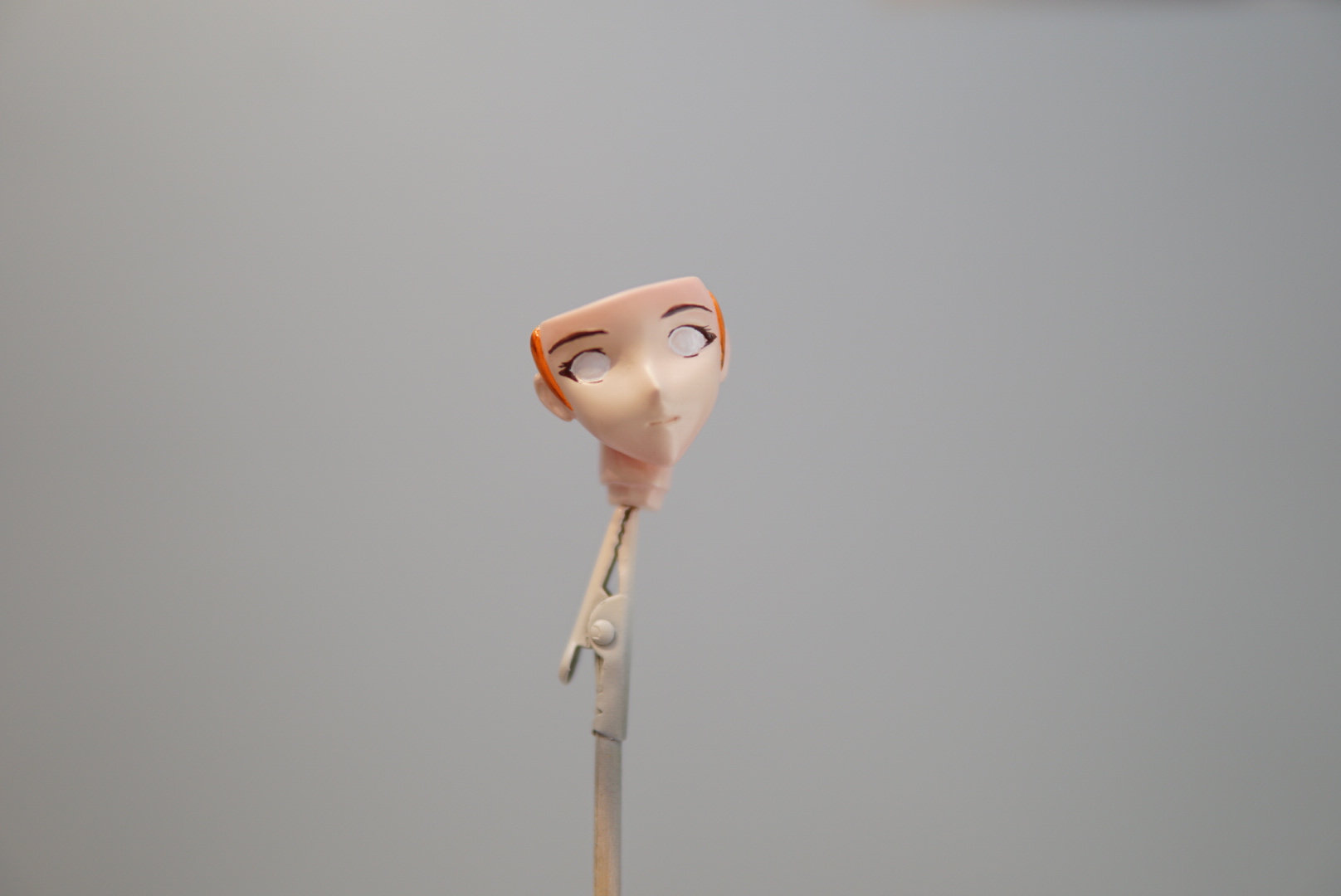 次にまつ毛と眉毛の部分を筆で描き込んでいきます。可能な限り細い線を引くことが成功させるコツだと思います