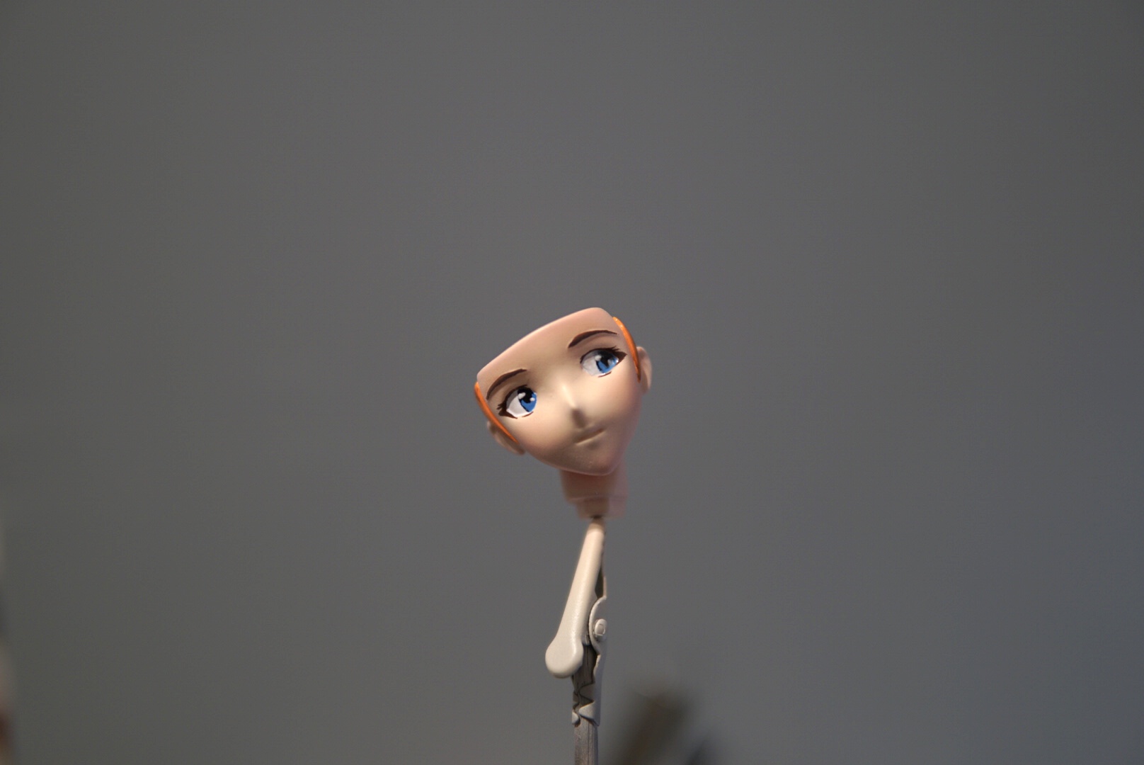 ハイライトの書き込みが完了したら最後にクリアでコーティングしてツヤを出していきます。これでアイの塗装は完了です