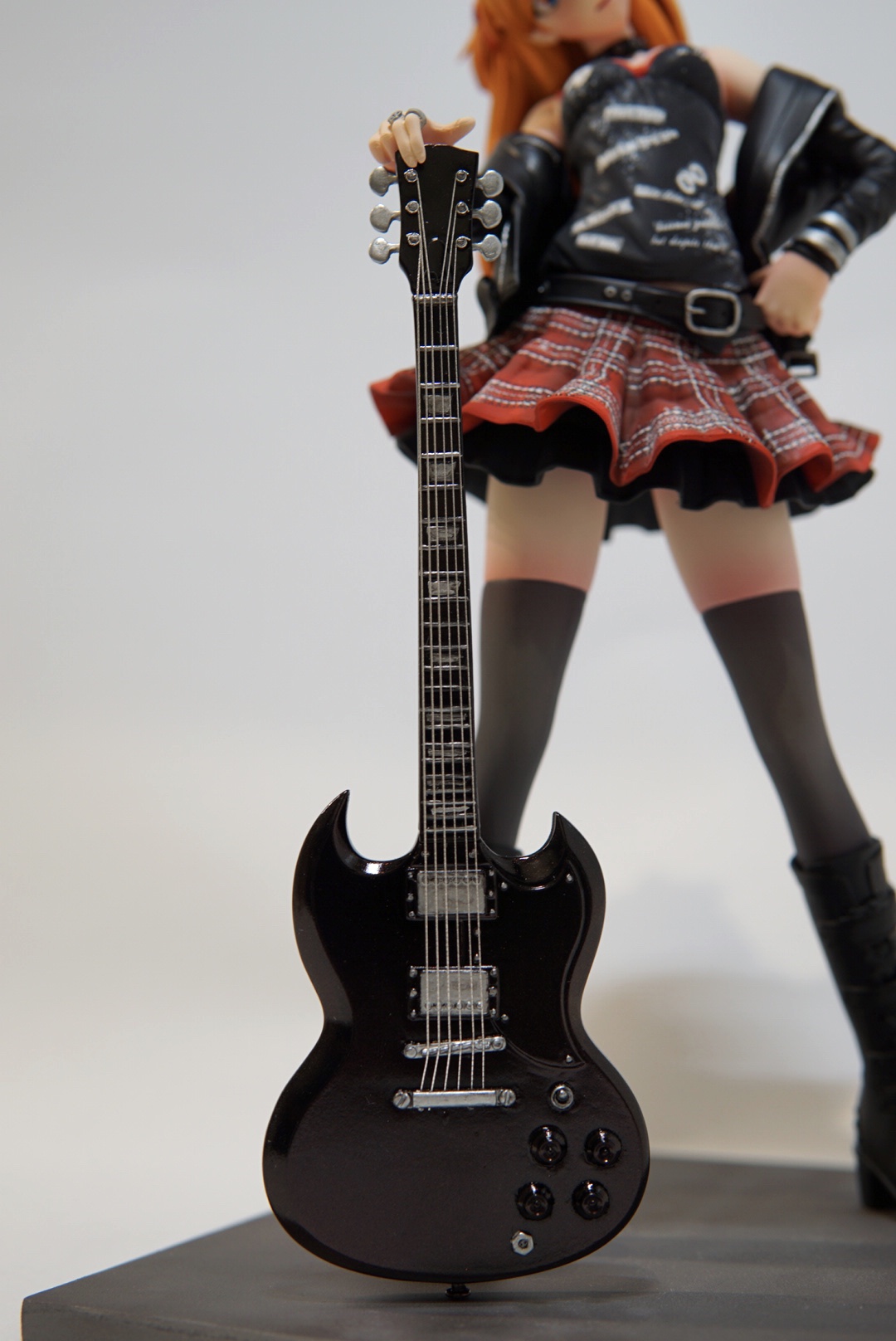 ギターの拡大。写真ではわかりにくくなってしまいましたが、車のボディーのようなツヤ感がきれいに仕上がってます。ギターは“弦”を貼りました。これはキットの中に糸が入っていてこれを使いました。弦の張り方に関しては実際のギターの弦の張り方を調べてやっています