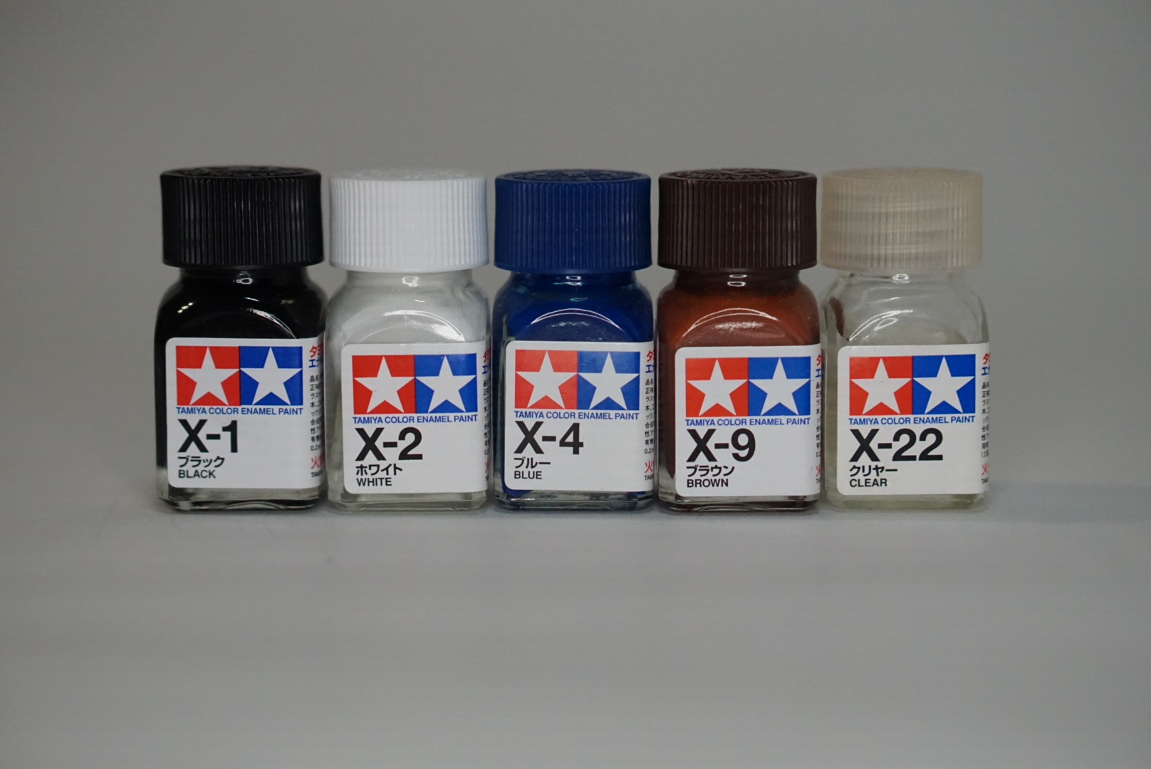 タミヤの「エナメルカラー」　各150円(税別)