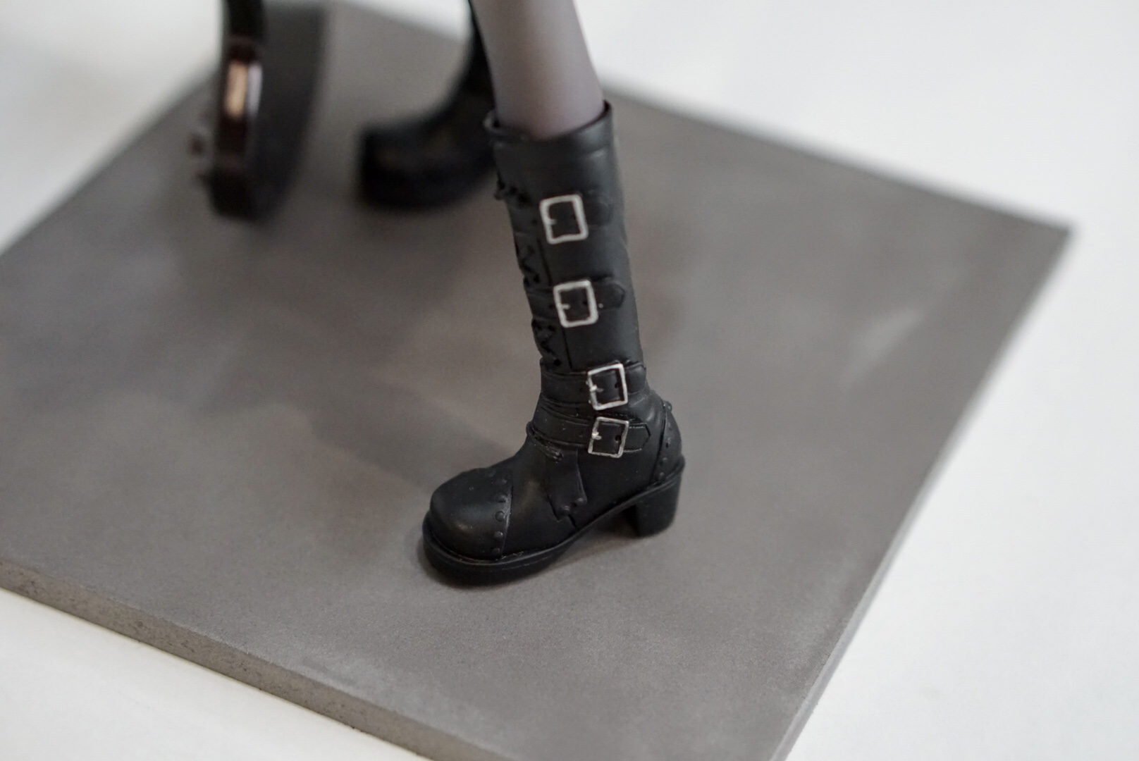 金具や指輪など小物も筆塗りで仕上げています。スカートの複雑なパターンは転写デカールのものです