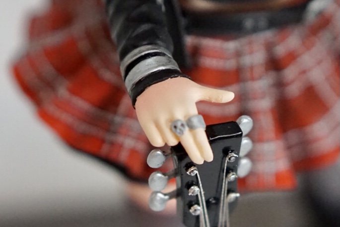 金具や指輪など小物も筆塗りで仕上げています。スカートの複雑なパターンは転写デカールのものです