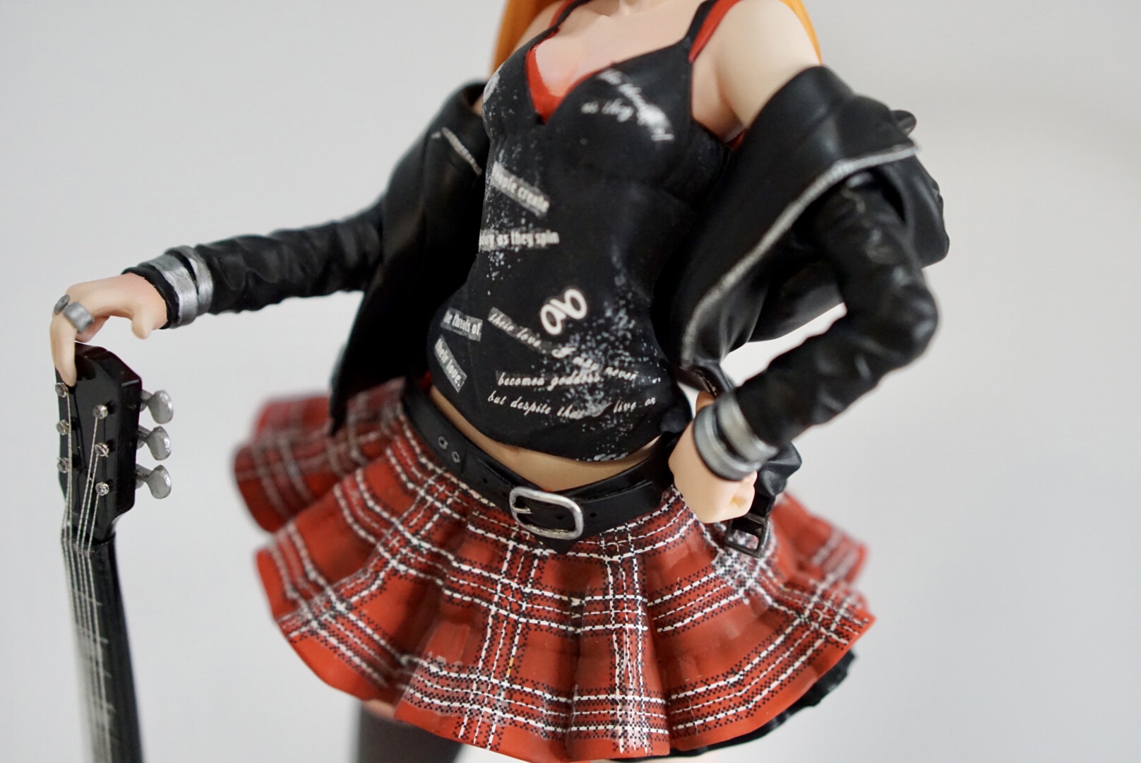 金具や指輪など小物も筆塗りで仕上げています。スカートの複雑なパターンは転写デカールのものです