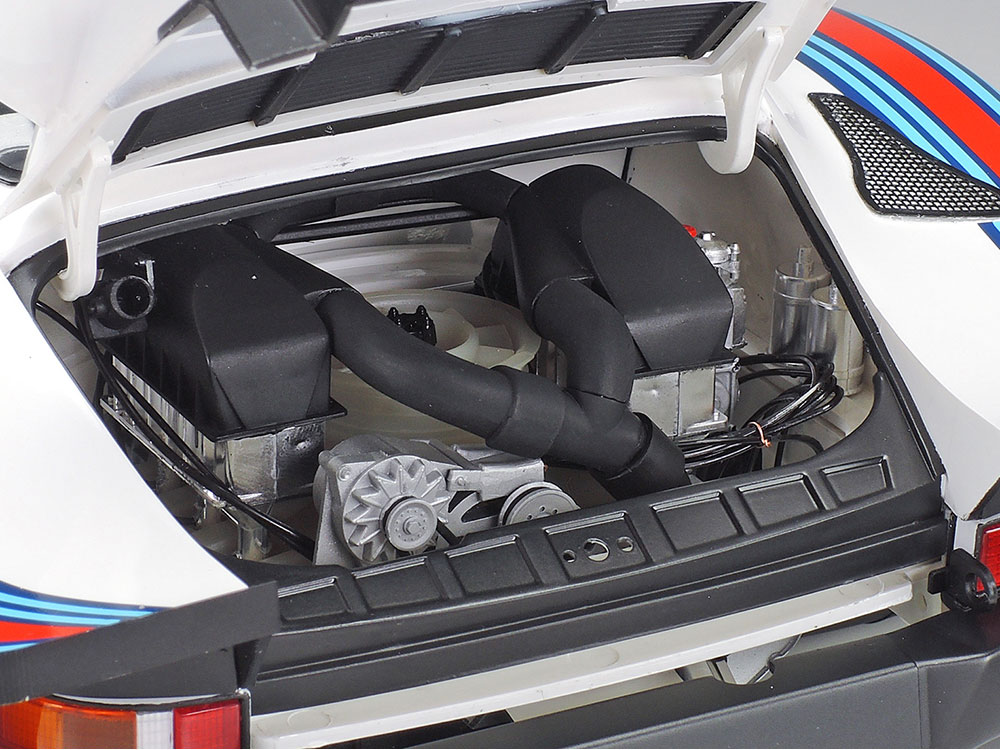 水冷式インタークーラーを搭載した水平対向6気筒シングルターボエンジンを精密にモデル化