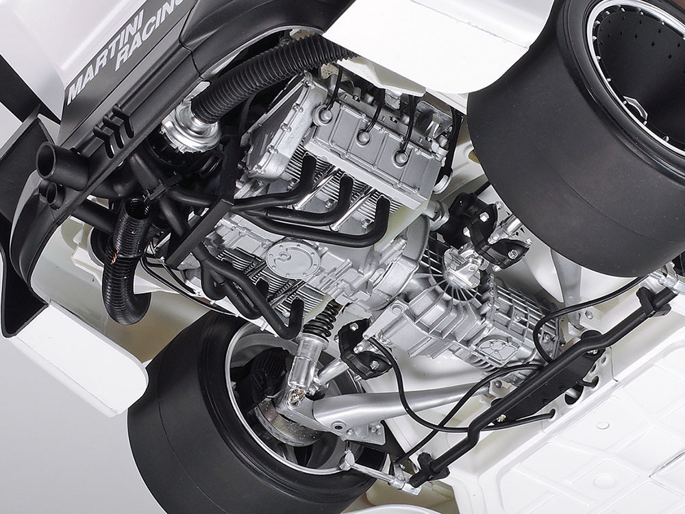 シャーシ裏面：コイルスプリング・ダンパーユニットを装着したサスペンションやエンジン下部などを確認できる