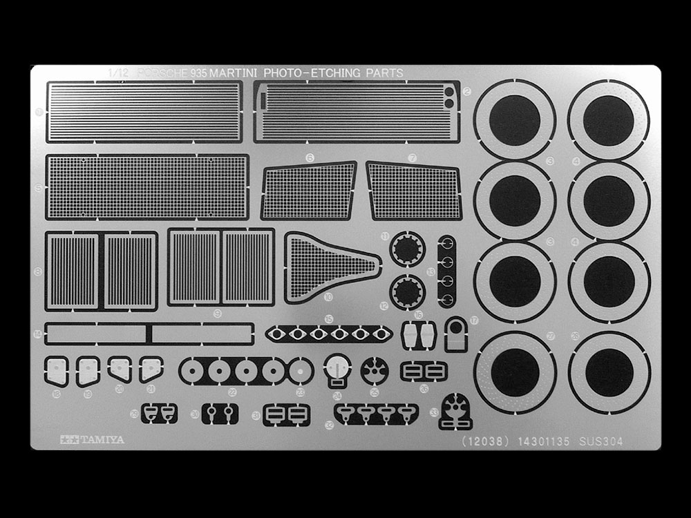 エッチングパーツや金属製アンテナもセット