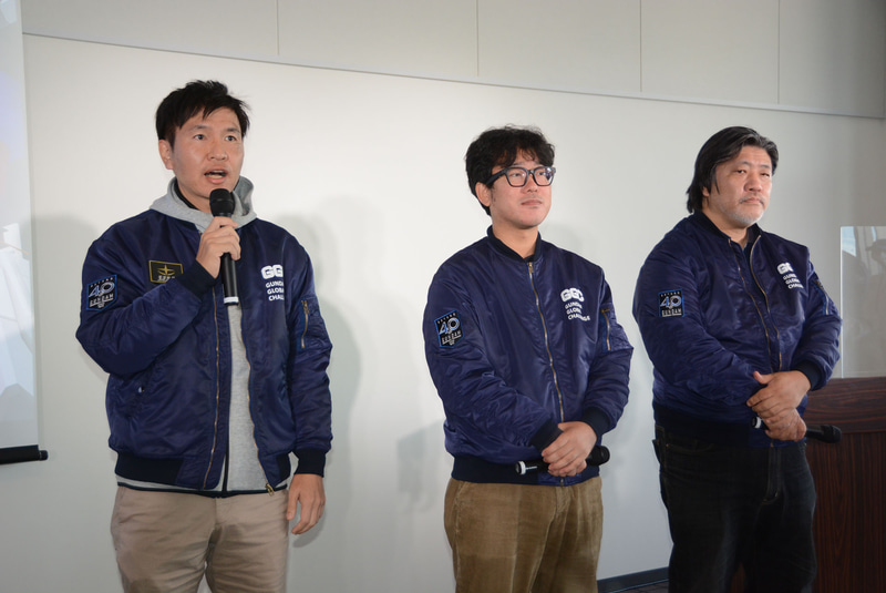 内覧会で登壇した中心となるGGC(ガンダム GLOBAL CHALLENGE)スタッフ。左から、技術的な問題に取り組んだテクニカルディレクター石井啓範氏、各関節など演出と技術を実現させるコンピュータでのプログラミング制御を実現したシステムディレクターの吉崎航氏、演出面からのアプローチを行なったクリエイティブディレクター川原正毅氏
