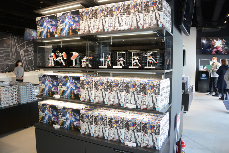 “動く実物大ガンダム”をモチーフとしたガンプラ、超合金の他にも様々な特別グッズが販売される