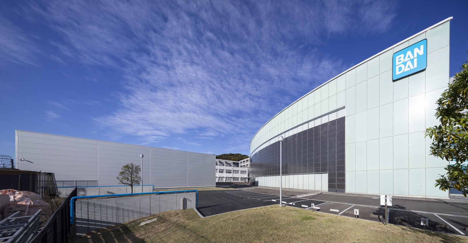 バンダイホビーセンター（左：新館、右：本館）