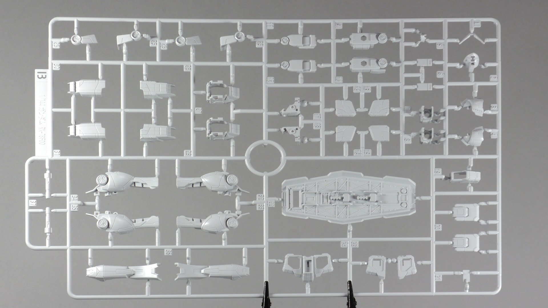 RX-78F00ガンダム本体は3枚のランナーでできています。標準的な内容ですね