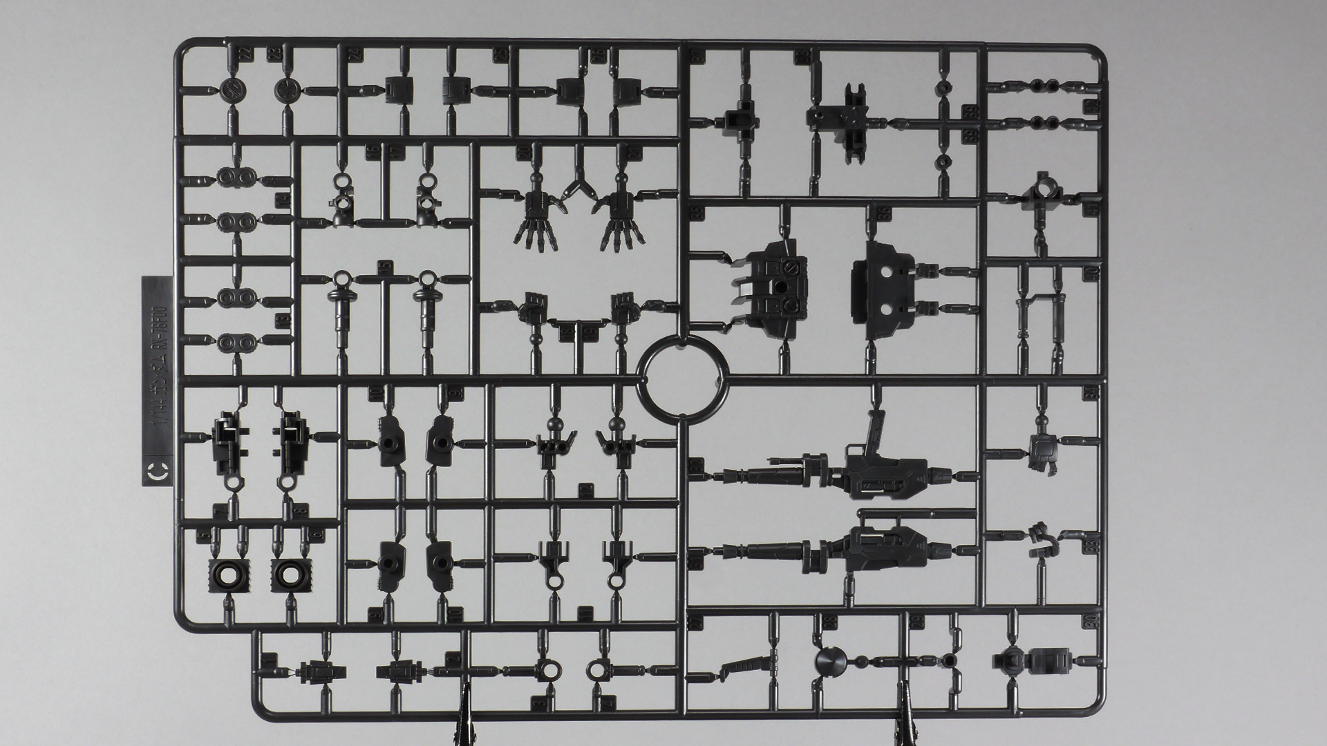 RX-78F00ガンダム本体は3枚のランナーでできています。標準的な内容ですね