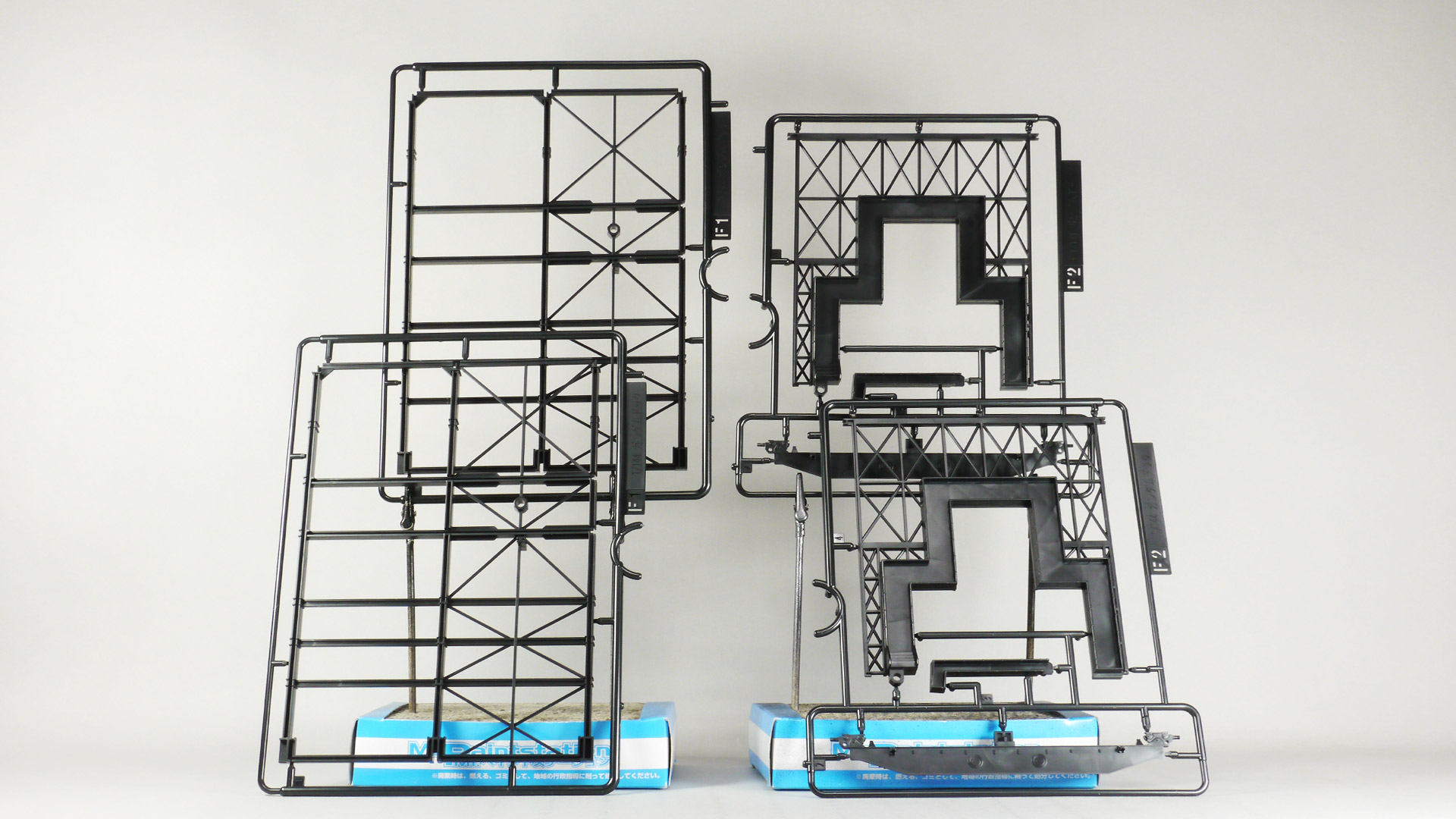G-CARRIER（ガンダムが乗る台車）とG-DOCK（ガンダムの格納庫）も、とても簡単な構造になっています。ランナーなのか骨組みなのかわかりにくい感じもしますが、慎重に見極めて切り出して組んでいけばすぐに完成します