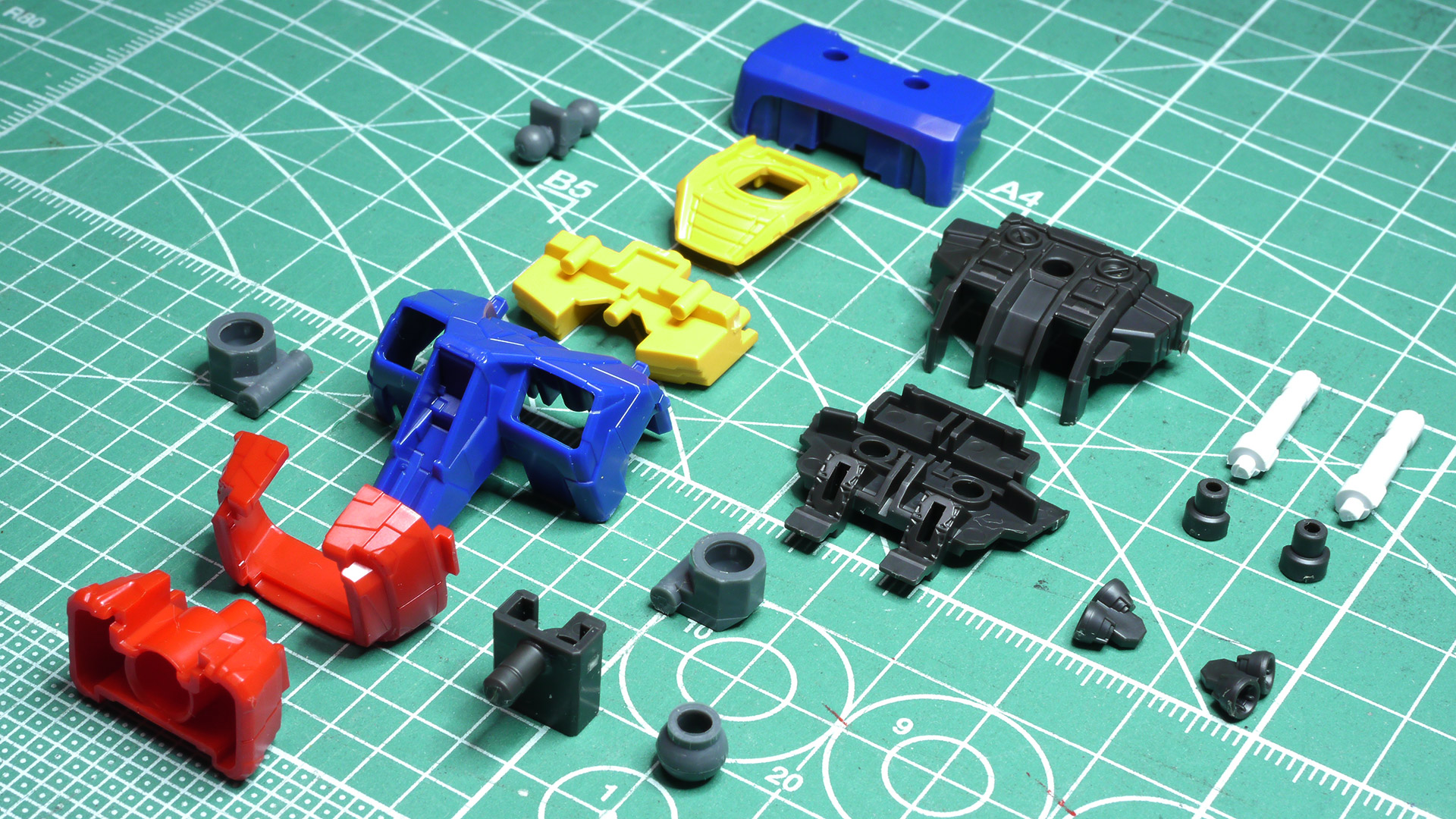 ランドセルは比較的薄めな印象ながらもバーニアノズルは計4基と高出力・高機動を想像させるバージョンになっています。胴体のひねりはどちらかというと下腹部が動く感じですね