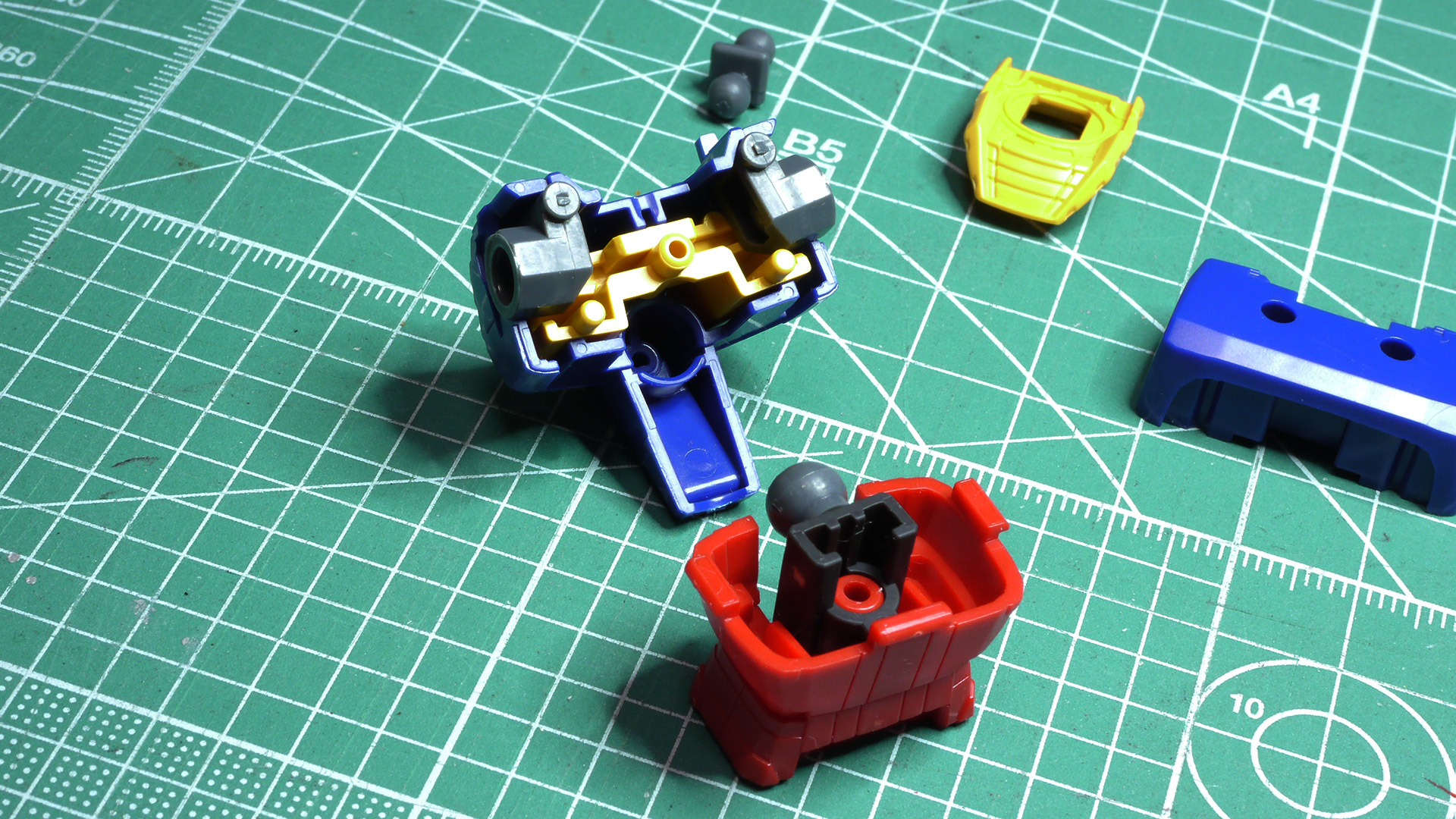 ランドセルは比較的薄めな印象ながらもバーニアノズルは計4基と高出力・高機動を想像させるバージョンになっています。胴体のひねりはどちらかというと下腹部が動く感じですね