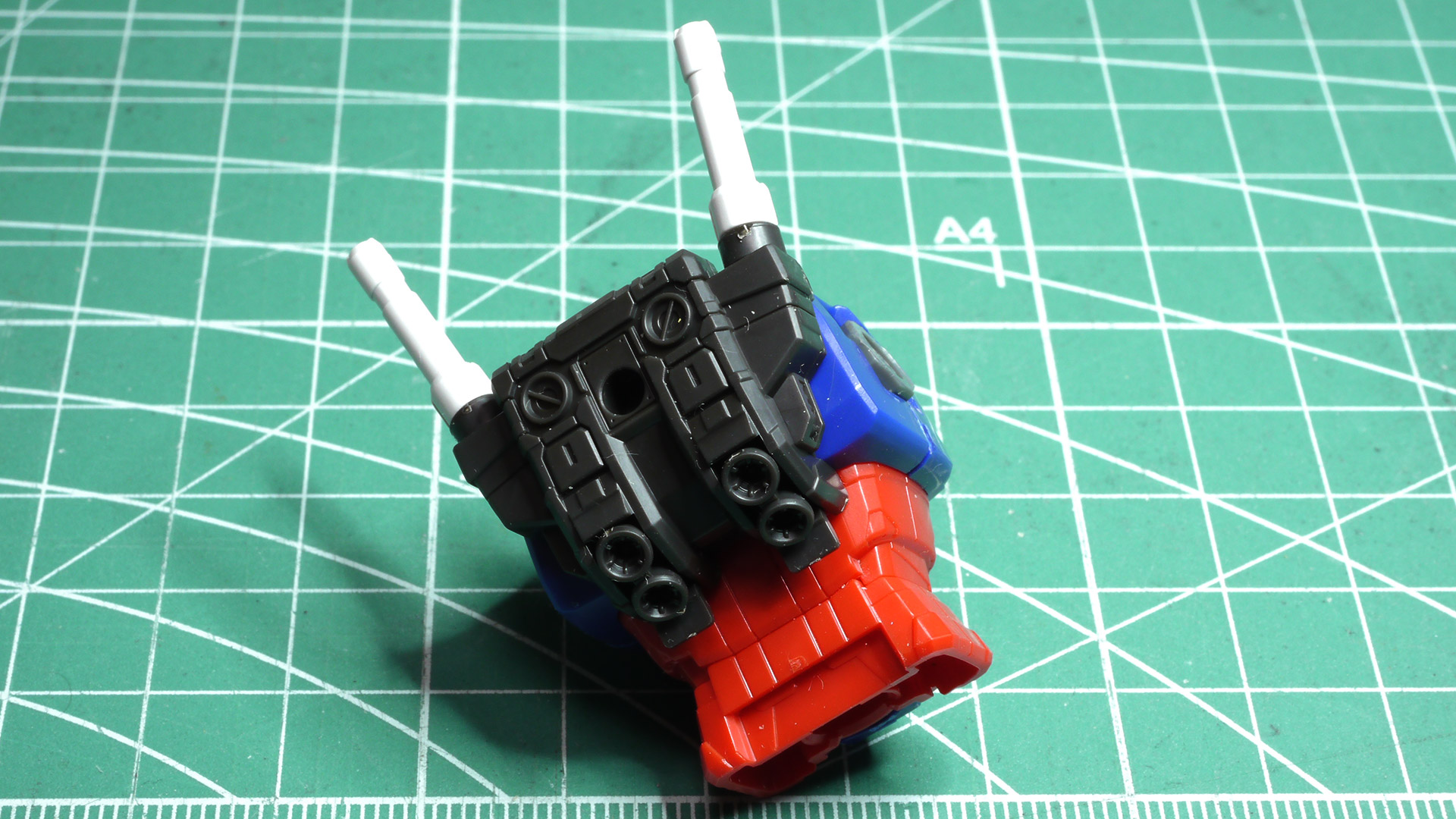 ランドセルは比較的薄めな印象ながらもバーニアノズルは計4基と高出力・高機動を想像させるバージョンになっています。胴体のひねりはどちらかというと下腹部が動く感じですね