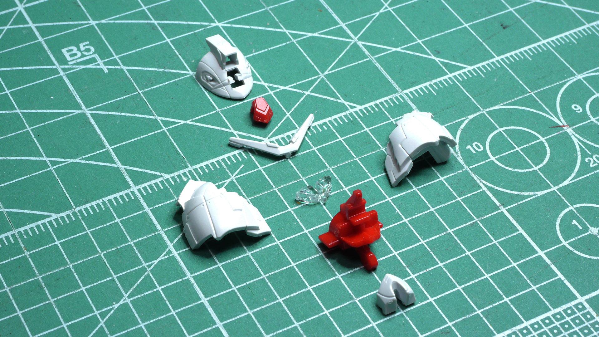 こちらも超絶ディテールのスジボリが満載！深めなのでグレーなどで薄めにスミ入れしてやるとビシっと締まってとても映えるガンダムになりそうです