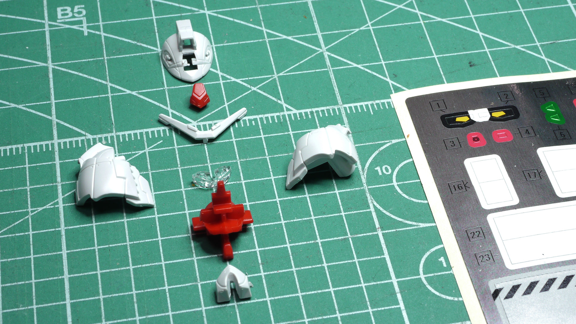 こちらも超絶ディテールのスジボリが満載！深めなのでグレーなどで薄めにスミ入れしてやるとビシっと締まってとても映えるガンダムになりそうです