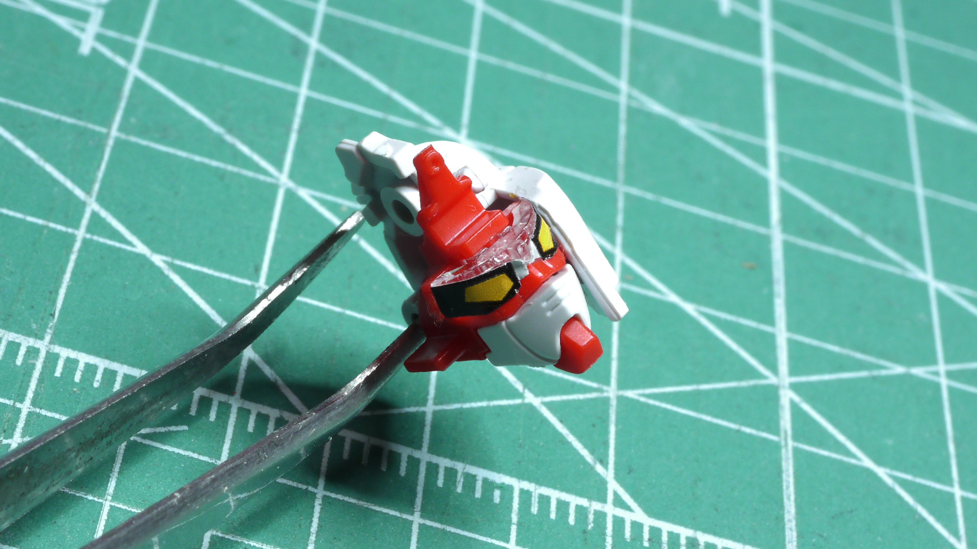 こちらも超絶ディテールのスジボリが満載！深めなのでグレーなどで薄めにスミ入れしてやるとビシっと締まってとても映えるガンダムになりそうです