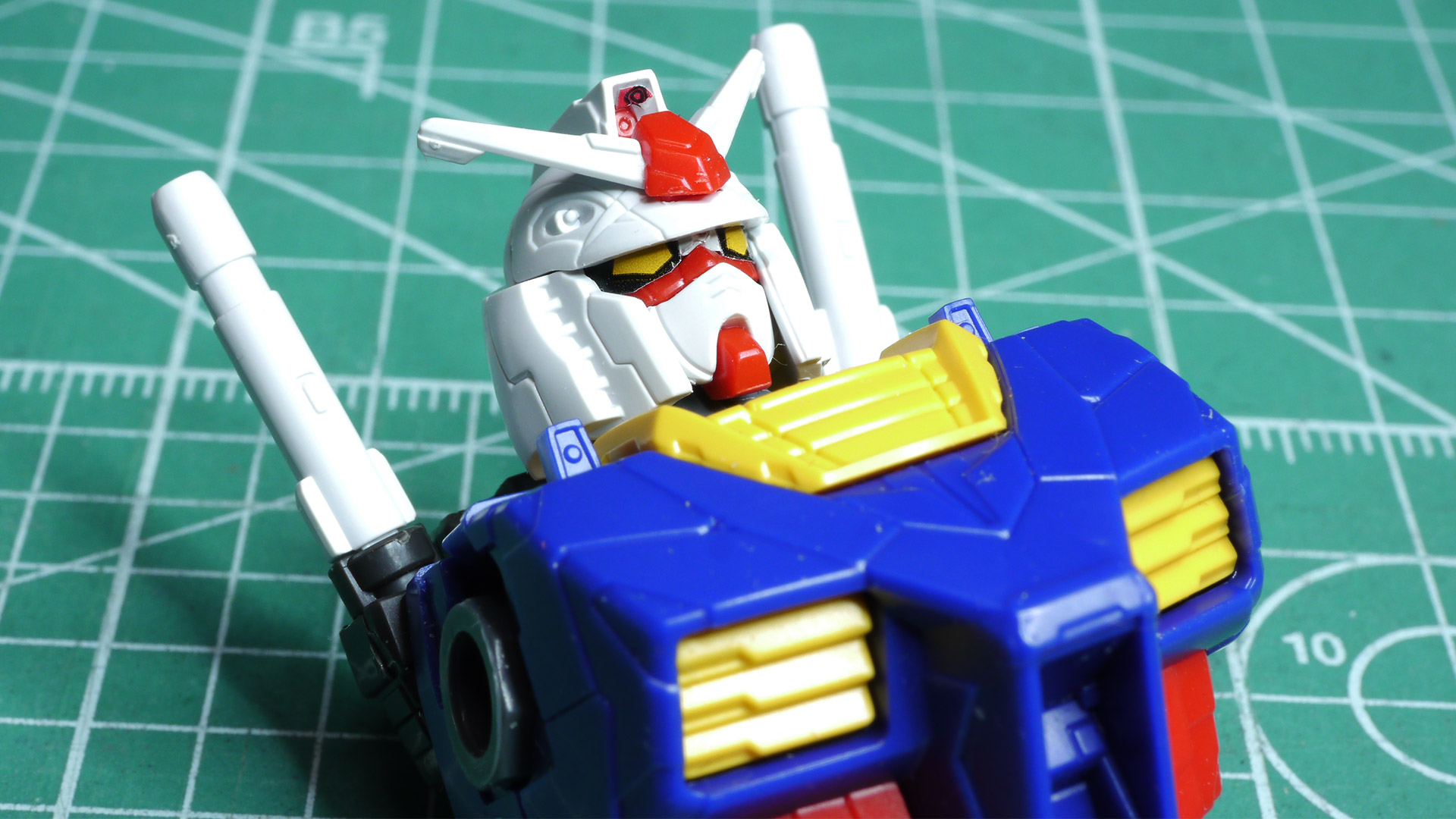 こちらも超絶ディテールのスジボリが満載！深めなのでグレーなどで薄めにスミ入れしてやるとビシっと締まってとても映えるガンダムになりそうです