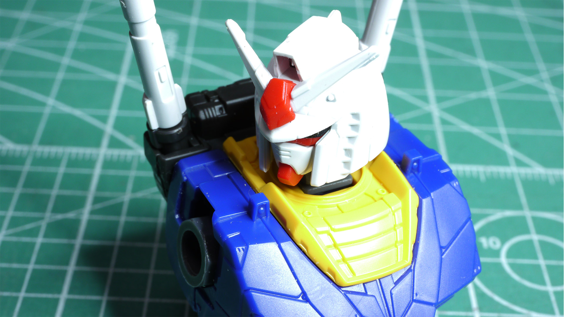 こちらも超絶ディテールのスジボリが満載！深めなのでグレーなどで薄めにスミ入れしてやるとビシっと締まってとても映えるガンダムになりそうです