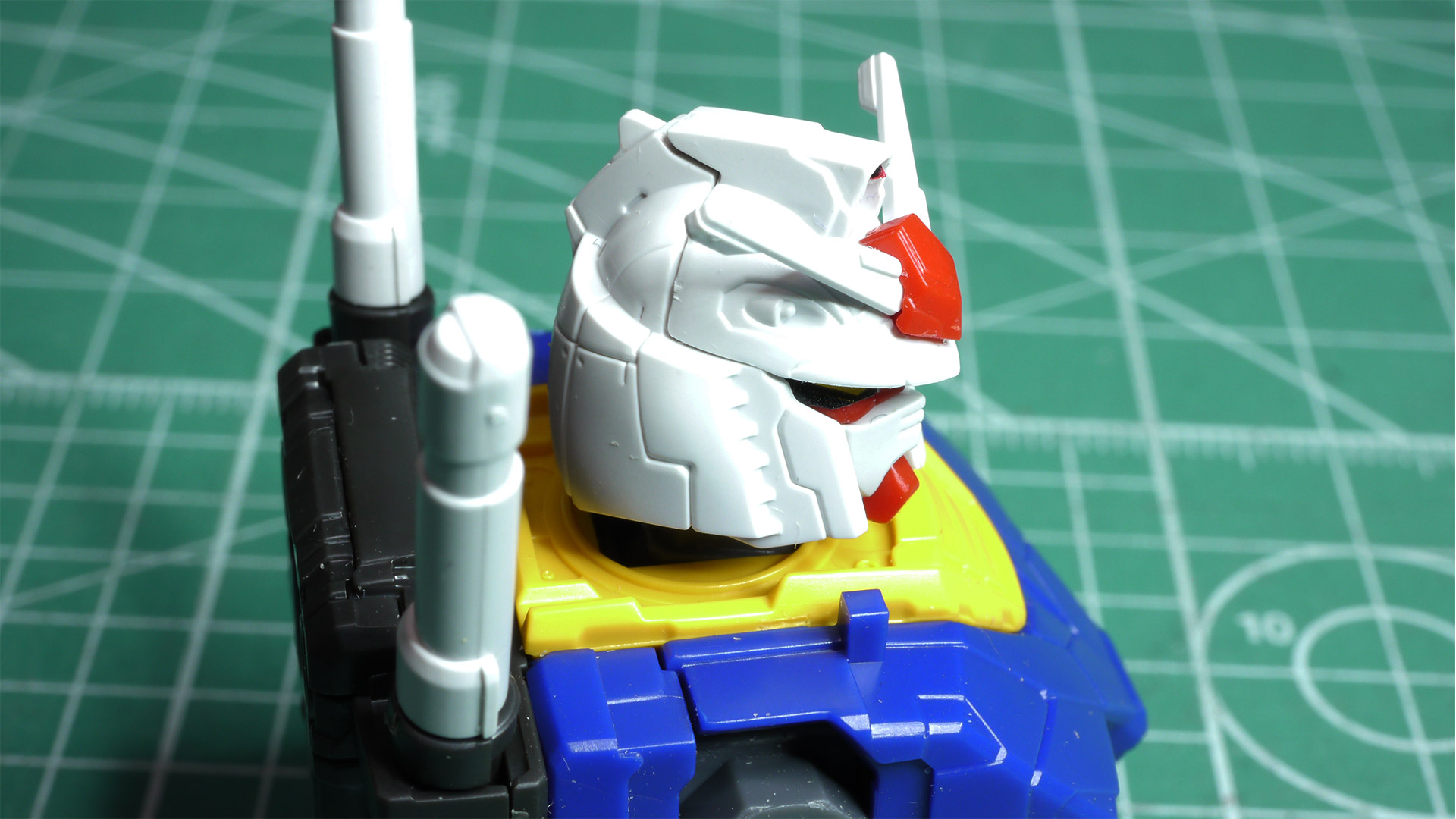 こちらも超絶ディテールのスジボリが満載！深めなのでグレーなどで薄めにスミ入れしてやるとビシっと締まってとても映えるガンダムになりそうです