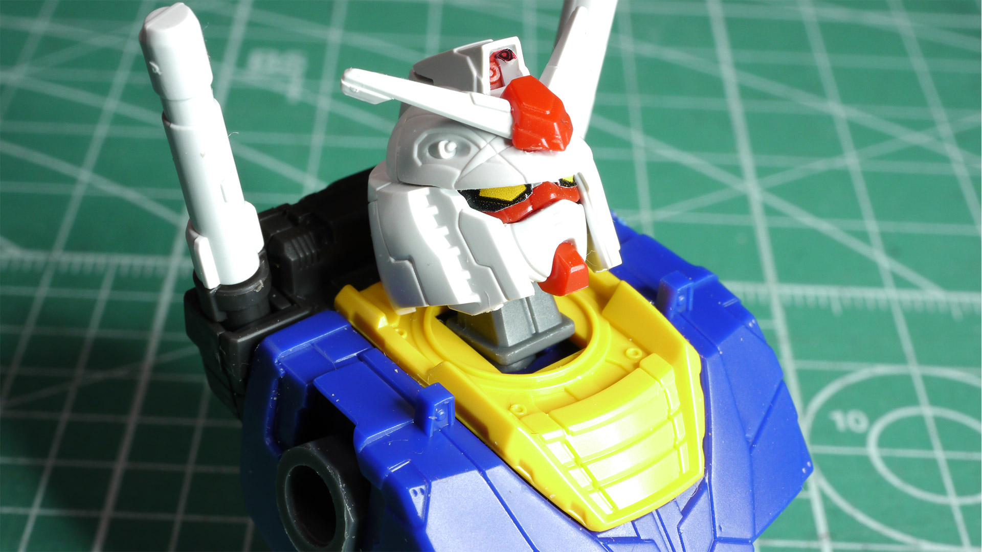 こちらも超絶ディテールのスジボリが満載！深めなのでグレーなどで薄めにスミ入れしてやるとビシっと締まってとても映えるガンダムになりそうです