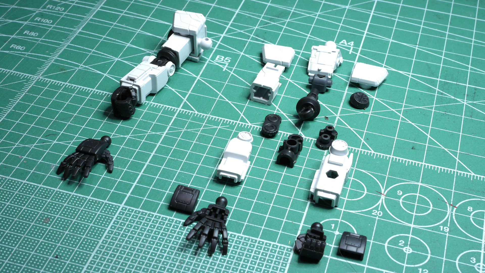 ハンドパーツは握りと平手の2種が付属しています。肩のシールが小さすぎて定着がよくない印象です。位置が決まったら確実に抑え込んでおくかここもマーカーで塗っておくことをオススメします。航空機などでの色の指定は機体の左側が赤色の灯火、右側が緑色の灯火が義務付けされています。”左赤”と覚えておくのが簡単ですね