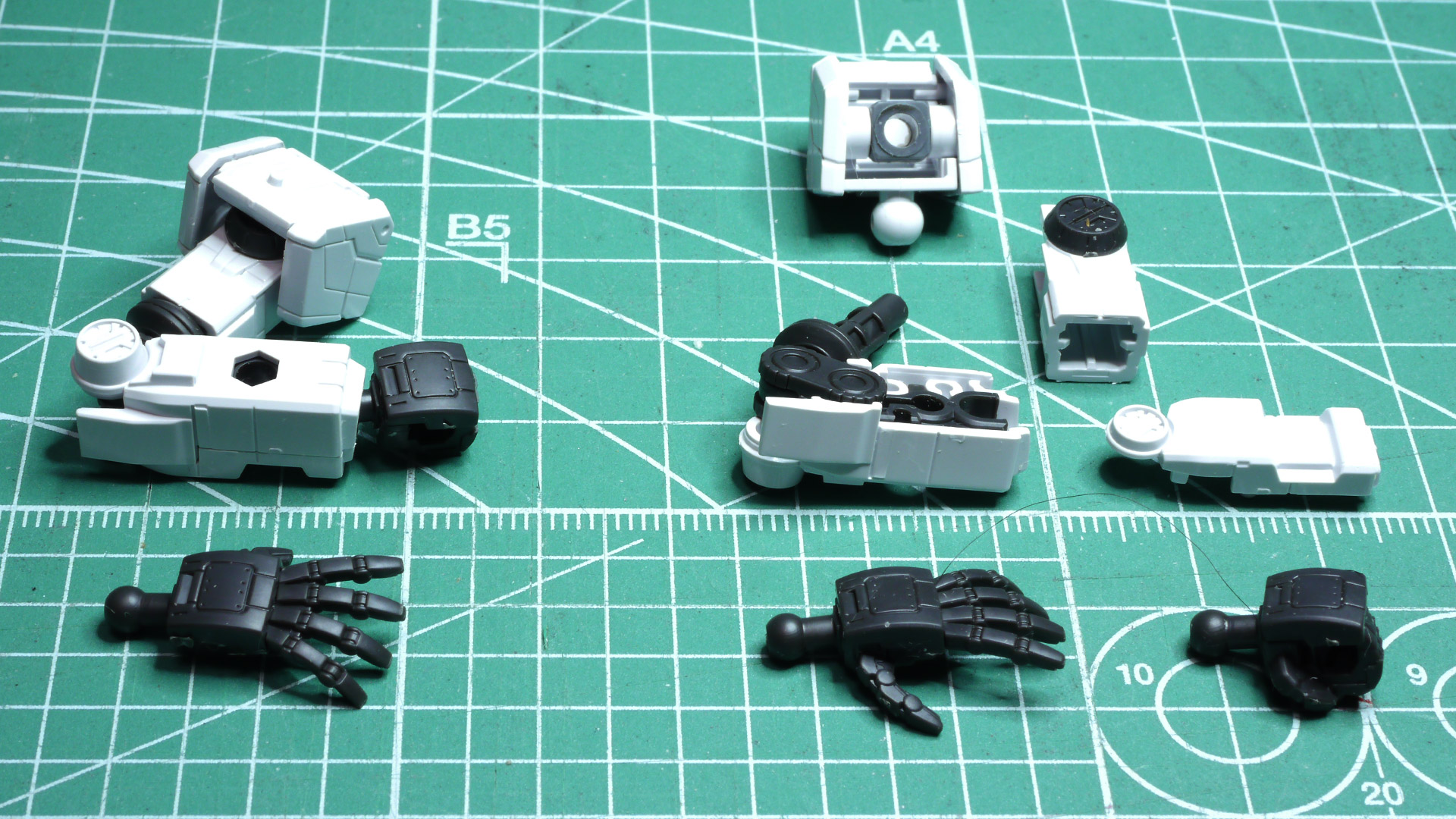 ハンドパーツは握りと平手の2種が付属しています。肩のシールが小さすぎて定着がよくない印象です。位置が決まったら確実に抑え込んでおくかここもマーカーで塗っておくことをオススメします。航空機などでの色の指定は機体の左側が赤色の灯火、右側が緑色の灯火が義務付けされています。”左赤”と覚えておくのが簡単ですね