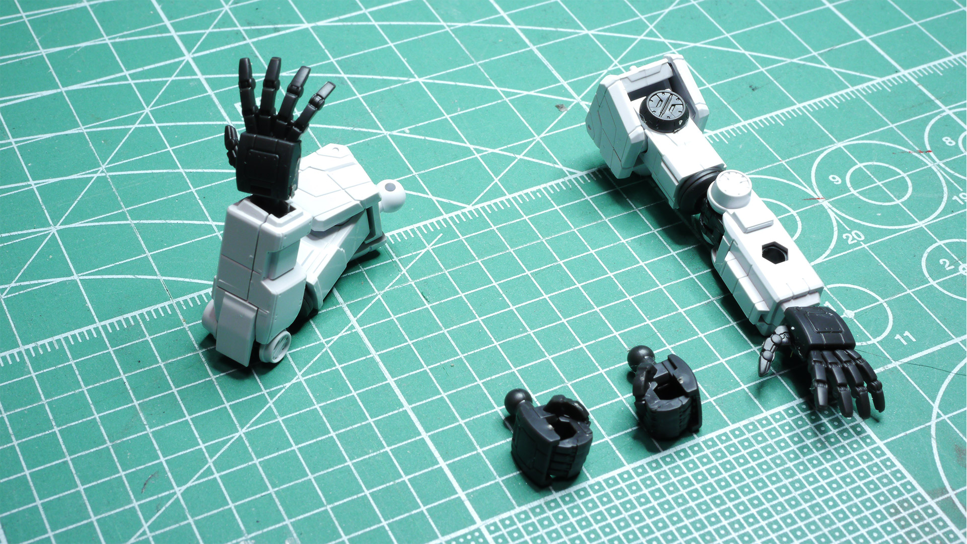 ハンドパーツは握りと平手の2種が付属しています。肩のシールが小さすぎて定着がよくない印象です。位置が決まったら確実に抑え込んでおくかここもマーカーで塗っておくことをオススメします。航空機などでの色の指定は機体の左側が赤色の灯火、右側が緑色の灯火が義務付けされています。”左赤”と覚えておくのが簡単ですね