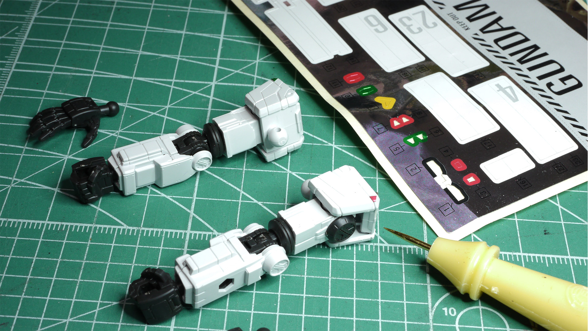 ハンドパーツは握りと平手の2種が付属しています。肩のシールが小さすぎて定着がよくない印象です。位置が決まったら確実に抑え込んでおくかここもマーカーで塗っておくことをオススメします。航空機などでの色の指定は機体の左側が赤色の灯火、右側が緑色の灯火が義務付けされています。”左赤”と覚えておくのが簡単ですね