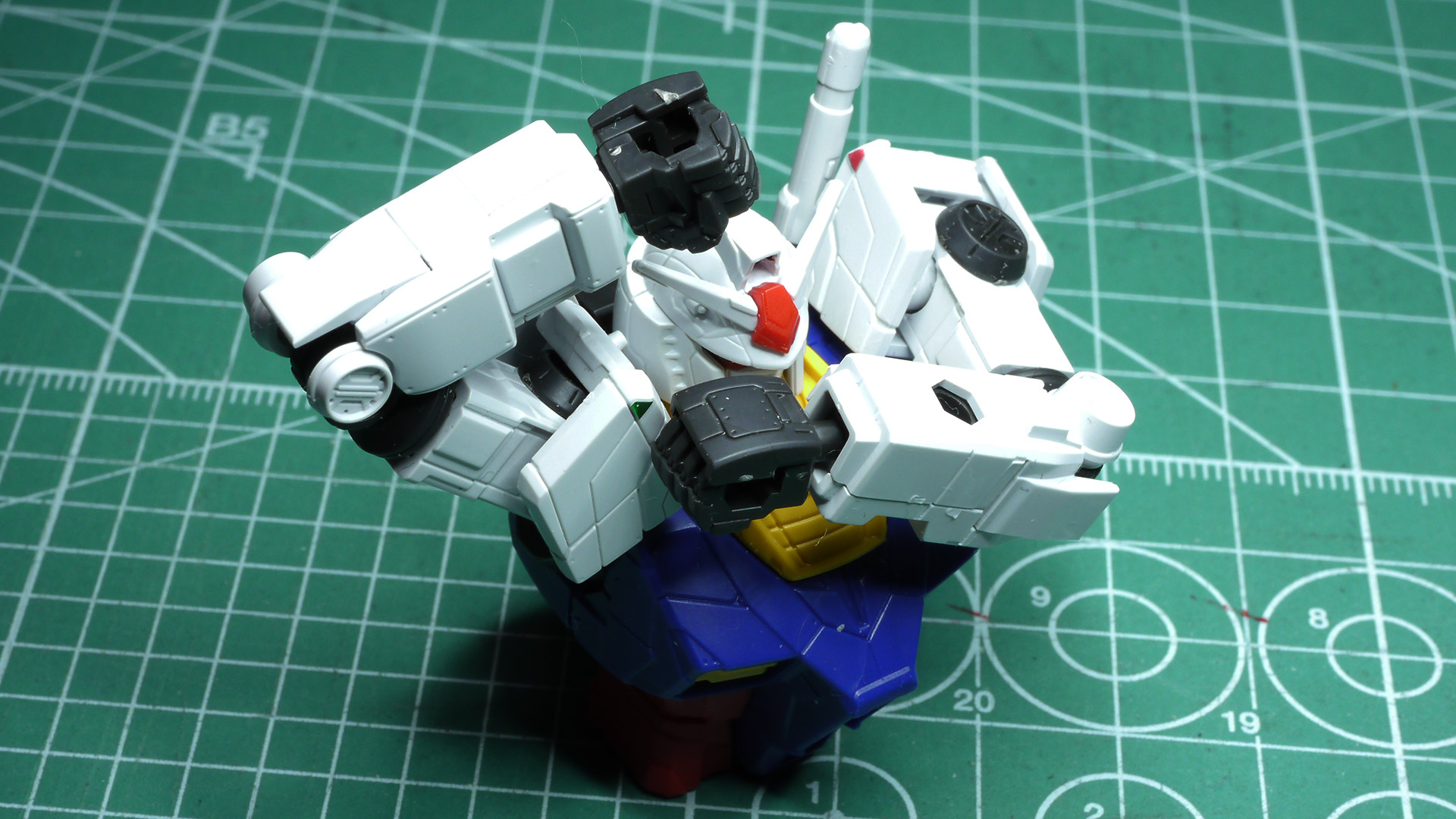 ハンドパーツは握りと平手の2種が付属しています。肩のシールが小さすぎて定着がよくない印象です。位置が決まったら確実に抑え込んでおくかここもマーカーで塗っておくことをオススメします。航空機などでの色の指定は機体の左側が赤色の灯火、右側が緑色の灯火が義務付けされています。”左赤”と覚えておくのが簡単ですね