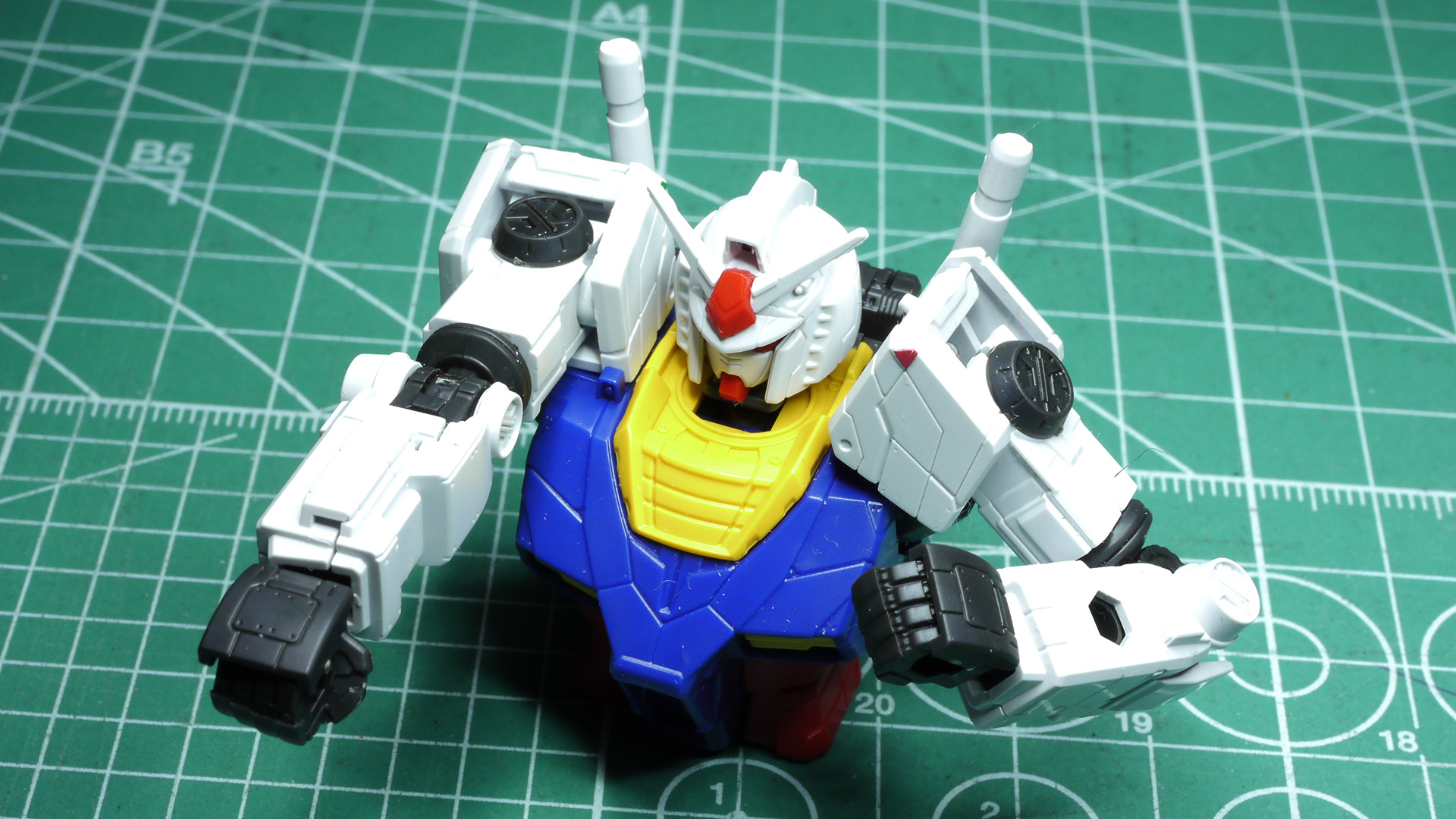 ハンドパーツは握りと平手の2種が付属しています。肩のシールが小さすぎて定着がよくない印象です。位置が決まったら確実に抑え込んでおくかここもマーカーで塗っておくことをオススメします。航空機などでの色の指定は機体の左側が赤色の灯火、右側が緑色の灯火が義務付けされています。”左赤”と覚えておくのが簡単ですね