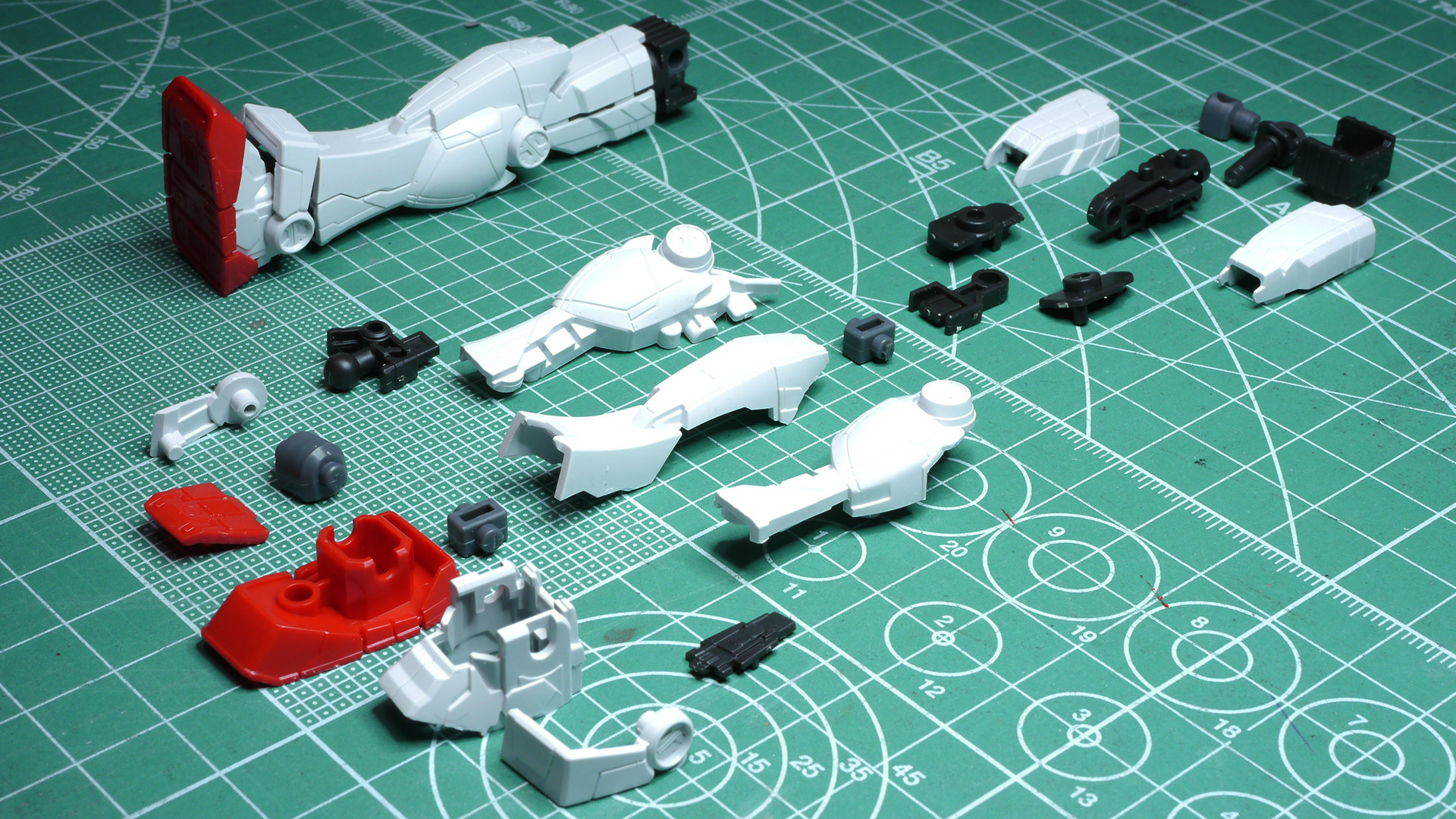 膝裏の大きなえぐれによって可動範囲を確保するデザインとなっています。実機では大腿部裏に巨大なシリンダーアームが内蔵されているのですがこのキットではオミットされています。膝アーマーの中が除かないのと脛裏のモールドパーツの別体化されていて間延びしないデザインになっています