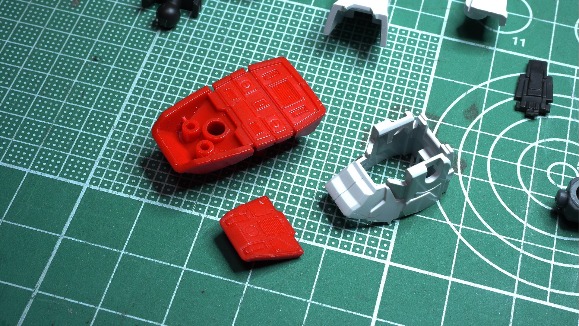 膝裏の大きなえぐれによって可動範囲を確保するデザインとなっています。実機では大腿部裏に巨大なシリンダーアームが内蔵されているのですがこのキットではオミットされています。膝アーマーの中が除かないのと脛裏のモールドパーツの別体化されていて間延びしないデザインになっています