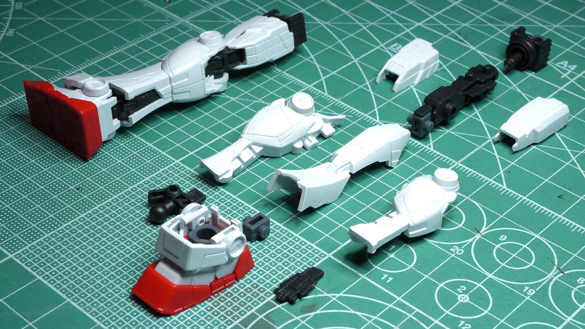 膝裏の大きなえぐれによって可動範囲を確保するデザインとなっています。実機では大腿部裏に巨大なシリンダーアームが内蔵されているのですがこのキットではオミットされています。膝アーマーの中が除かないのと脛裏のモールドパーツの別体化されていて間延びしないデザインになっています