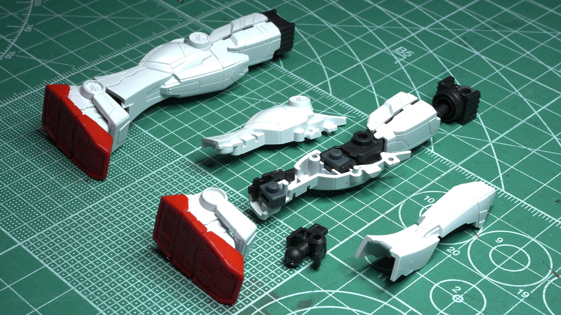 膝裏の大きなえぐれによって可動範囲を確保するデザインとなっています。実機では大腿部裏に巨大なシリンダーアームが内蔵されているのですがこのキットではオミットされています。膝アーマーの中が除かないのと脛裏のモールドパーツの別体化されていて間延びしないデザインになっています