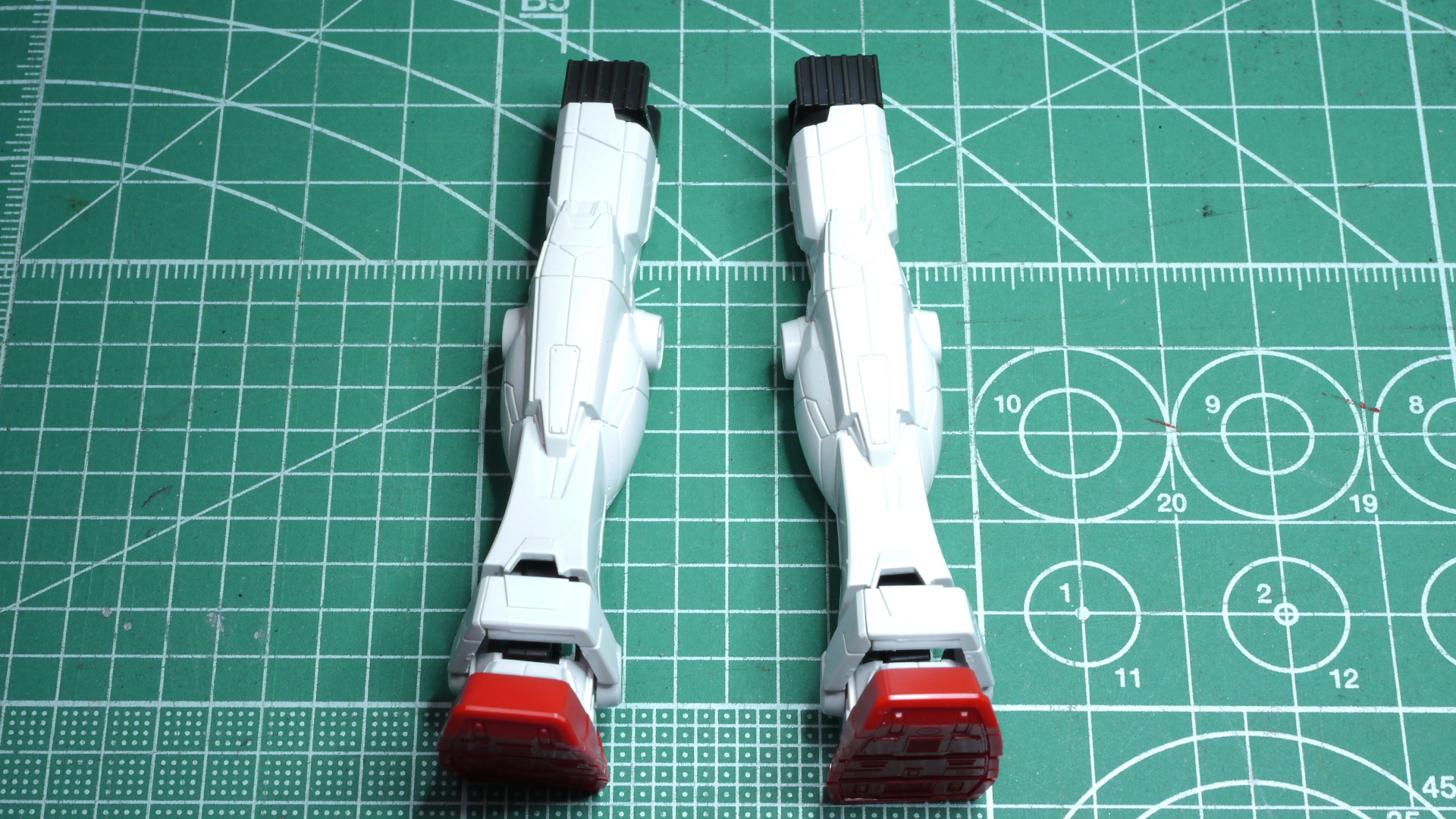 膝裏の大きなえぐれによって可動範囲を確保するデザインとなっています。実機では大腿部裏に巨大なシリンダーアームが内蔵されているのですがこのキットではオミットされています。膝アーマーの中が除かないのと脛裏のモールドパーツの別体化されていて間延びしないデザインになっています