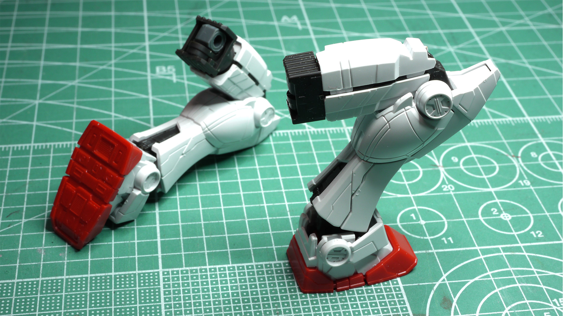 膝裏の大きなえぐれによって可動範囲を確保するデザインとなっています。実機では大腿部裏に巨大なシリンダーアームが内蔵されているのですがこのキットではオミットされています。膝アーマーの中が除かないのと脛裏のモールドパーツの別体化されていて間延びしないデザインになっています