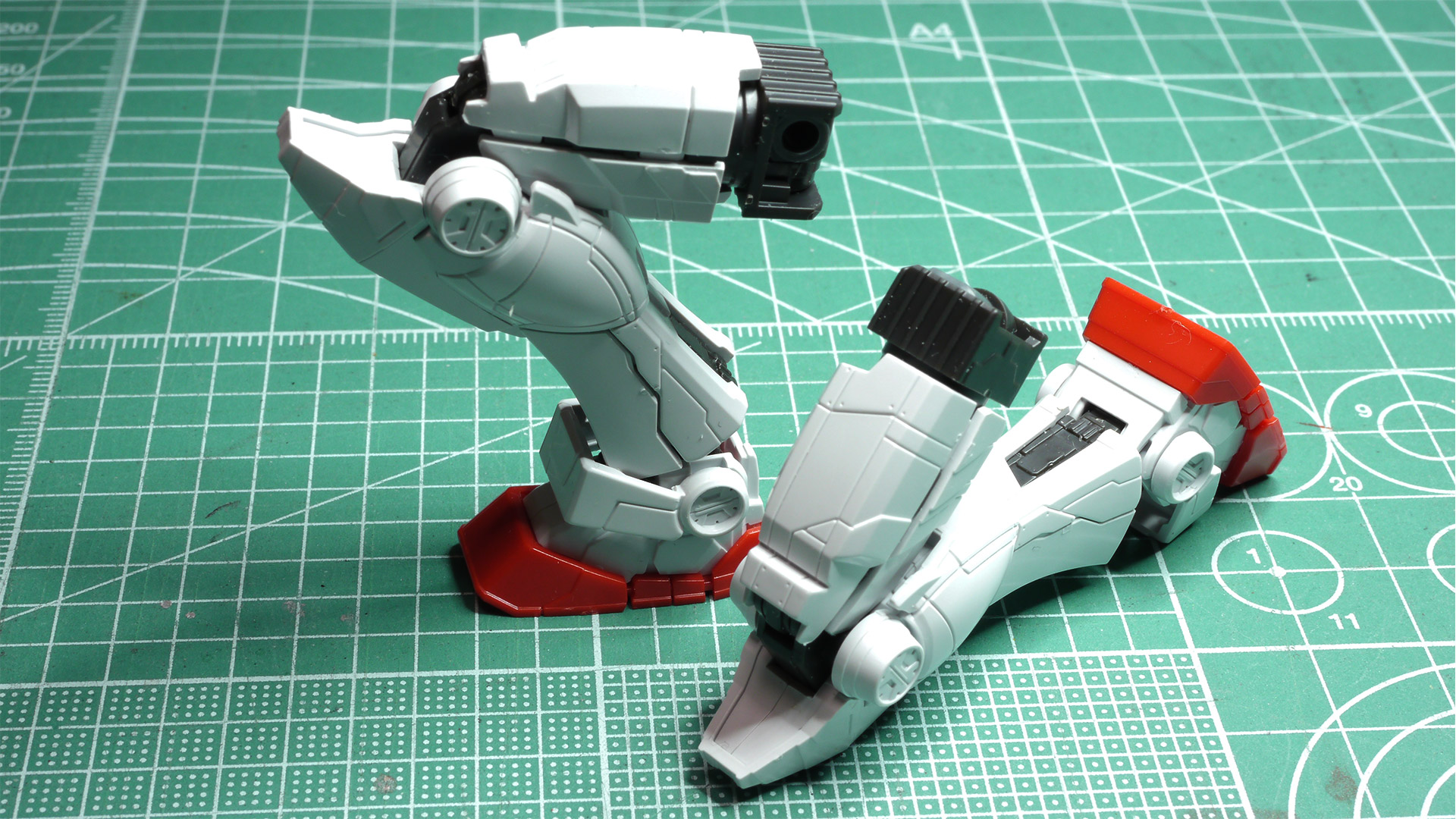 膝裏の大きなえぐれによって可動範囲を確保するデザインとなっています。実機では大腿部裏に巨大なシリンダーアームが内蔵されているのですがこのキットではオミットされています。膝アーマーの中が除かないのと脛裏のモールドパーツの別体化されていて間延びしないデザインになっています